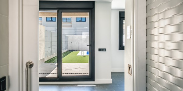 Fabricantes / Instaladores de Puertas y Ventanas de Aluminio / PVC Organyà · Bisagra Oculta
