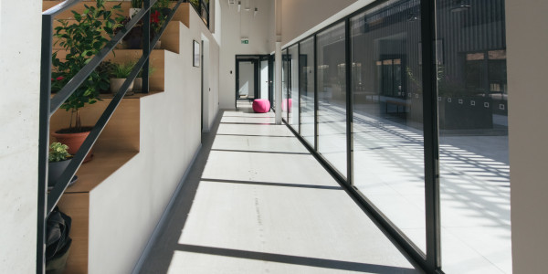 Fabricantes / Instaladores de Puertas y Ventanas de Aluminio / PVC Organyà · Raíl Empotrable Adaptado al Paso de Minusválidos
