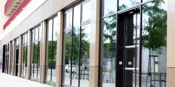 Puertas y Ventanas Aislantes de Aluminio / PVC el Pont de Bar · Raíl Empotrable Adaptado al Paso de Minusválidos